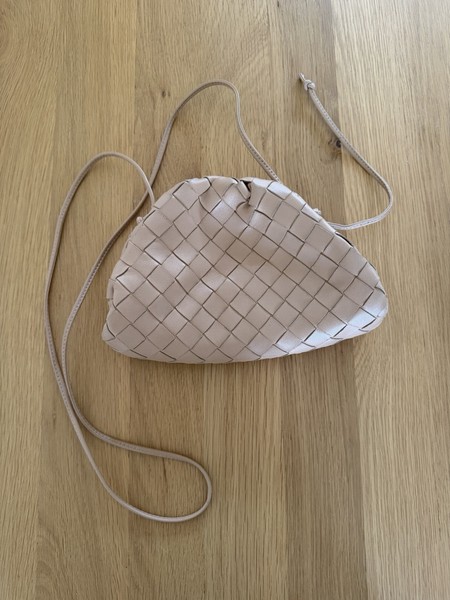 Bottega Veneta Intrecciato Woven Leather Crossbody Beige Drawstring, DB/Box