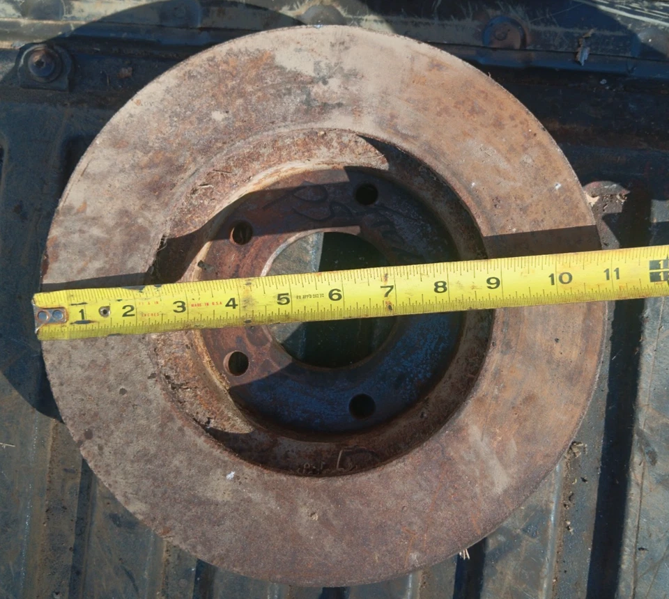 Rotor de freno delantero del lado del pasajero de un Oldsmobile Toronado 1970 Foto 2 de 4