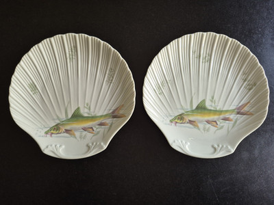 LIMOGES Porcelaine de Sologne Teller in Jakobsmuschelform mit Barbenfisch 24,5 cm x 2