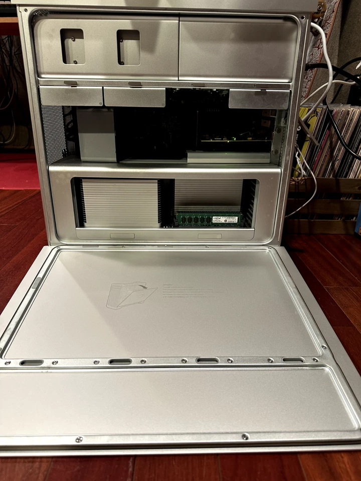 Apple Mac Pro 2 x 2.26 GHz Quad-Core Intel Xeon INCLUDING 24" LED Cinema Display - Image 2 of 3