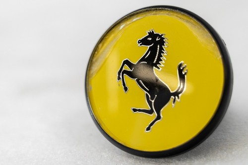 Ferrari Center cap OEM Genuine Yellow with black Prancing Horse 340066 - Picture 8 of 16