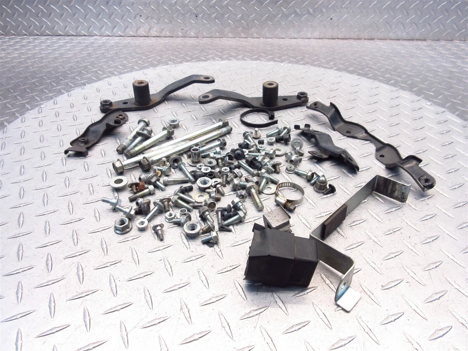 Lote de 15-19 Honda CBR 300 CBR300R 2015 tuercas diversas tornillos pernos soportes Foto 4 de 4