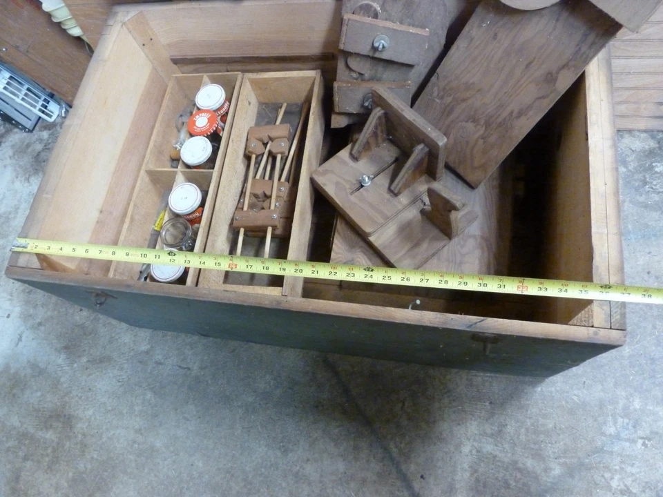 Enorme baúl de almacenamiento de madera primitiva para carpintero antiguo 37"x23,5"x16,5" Foto 2 de 4