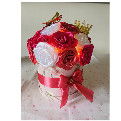 Raffaello Geschenksortiment mit künstlichen Rosen, Blumenbox, Krone und Pralinen