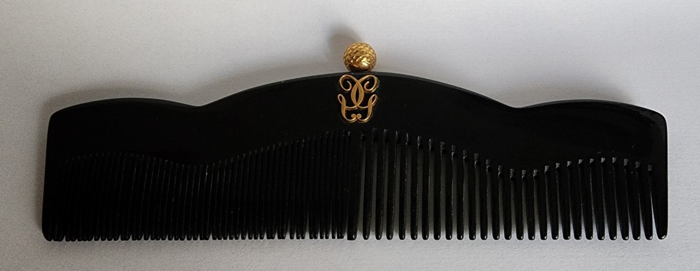 Peigne à cheveux de la Maison Guerlain Paris l'élégance d'un objet de coiffure historique