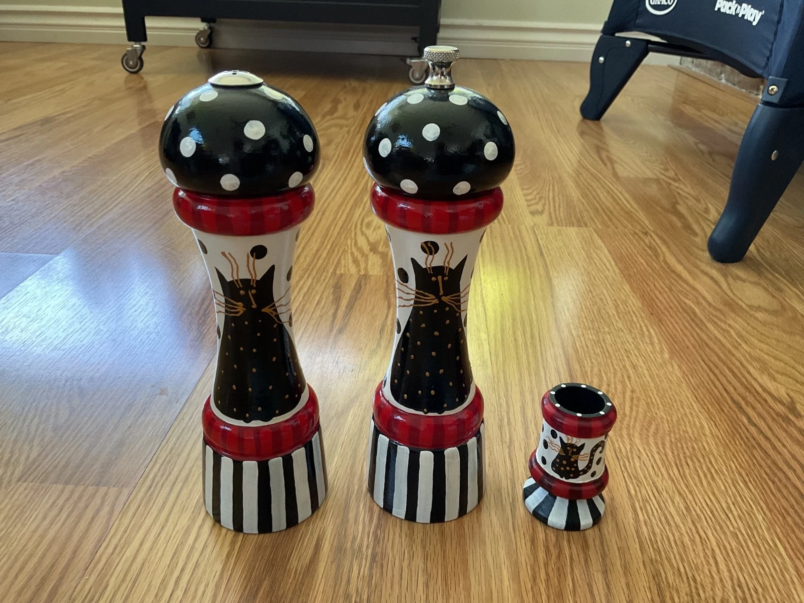 Chefs Specialties Co Pepper Mill and Salt Shaker Wood Painted Cats Toothpicks
Opens in a new window 