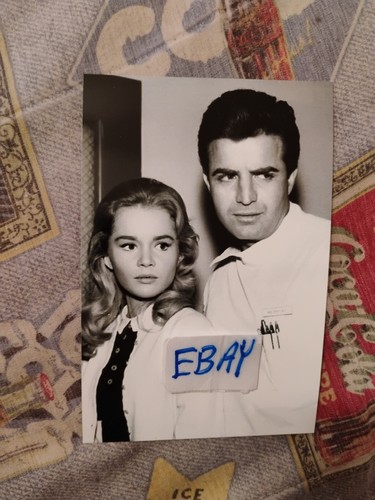 TUESDAY WELD & VINCE EDWARDS IN BEN CASEY TV SHOW, GLOSSY B&W, 4X6 PHOTO