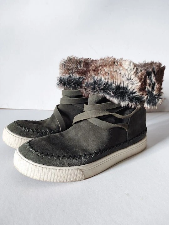 Toms boots store with fur