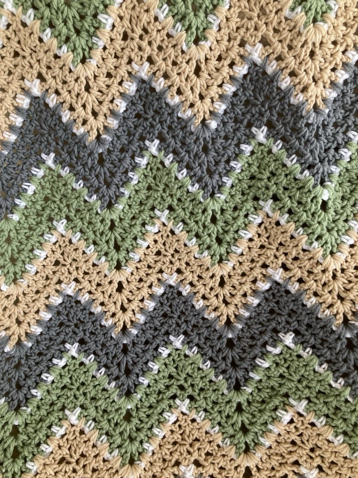 NUEVA MANTA AFGANA HECHA A MANO ganchillo tiro en V gris verde tostado blanco aprox 55”x40” Foto 3 de 4