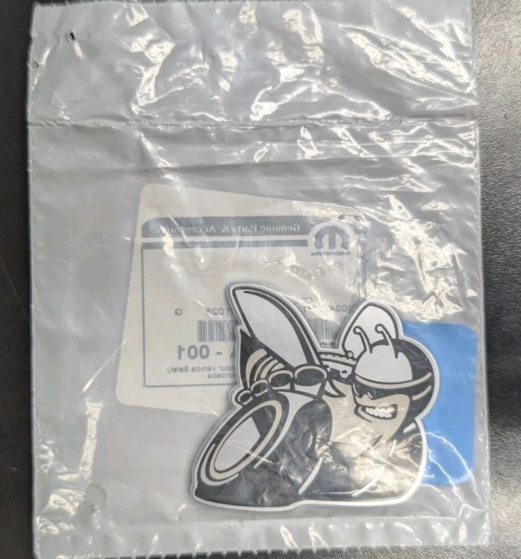 JEEP DODGE CHRYSLER RAM SCAT PACK EMBLEMA ABEJA INSIGNIA DERECHA MOPAR 68469496AA Foto 3 de 4