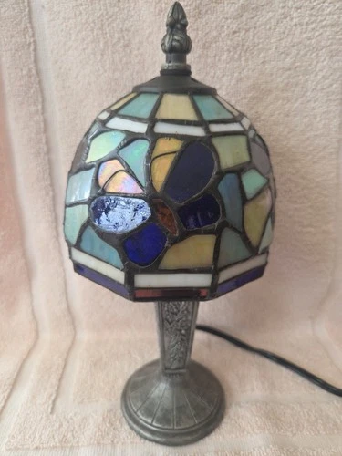 Vtg Butterfly Stained Glass Shade And Base Tiffany Style Table Accent Lamp READ