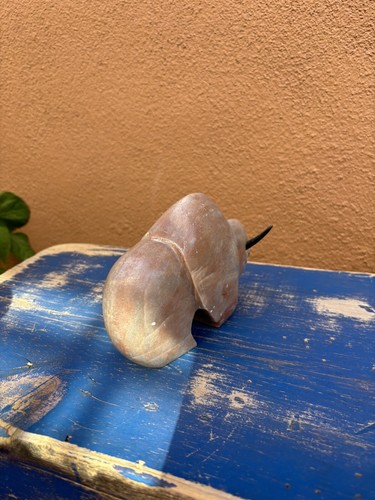 Talla de fetiche de búfalo Athabaskan Alaska piedra color rosa cuernos negros e24 - Imagen 2 de 6