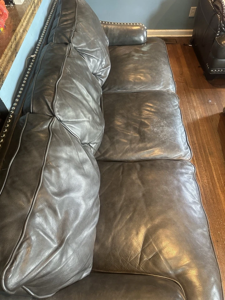 2 cadeiras cravejadas de couro cinza carvão e sofá combinando - Imagem 2 de 4