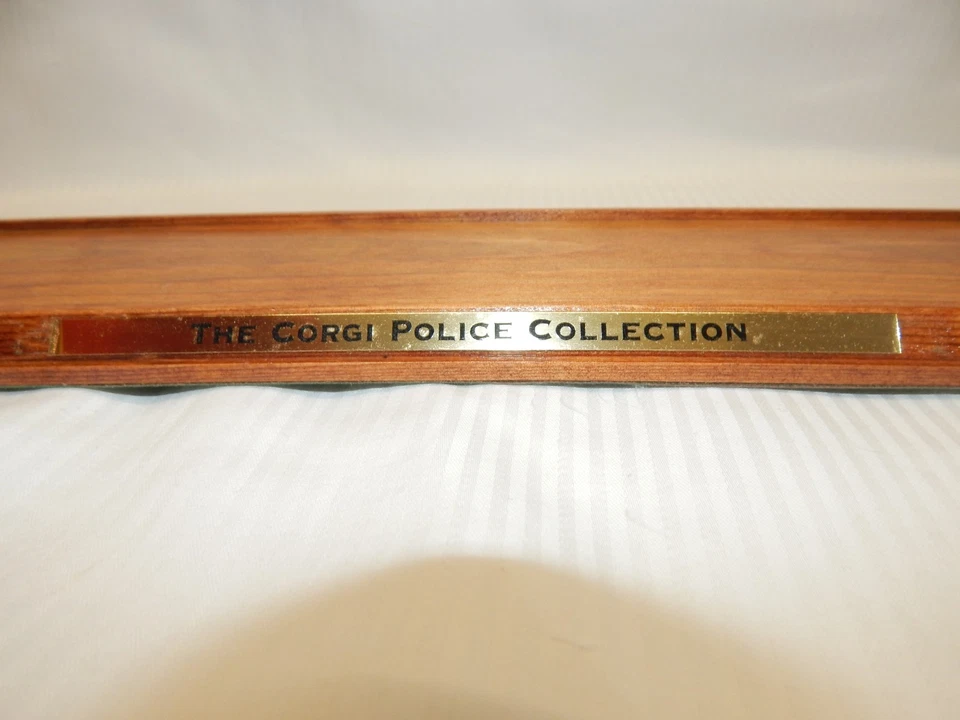 CORGI THE CORGI POLICE COLLECTION 6 MODELS AND WOODEN PLINTH NIB 1:43 - Image 3 of 4