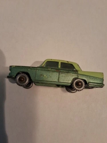 Vintage 1961 Matchbox Lesney No. 29 Austin A55 Cambridge Diecast Car Two Tone GN