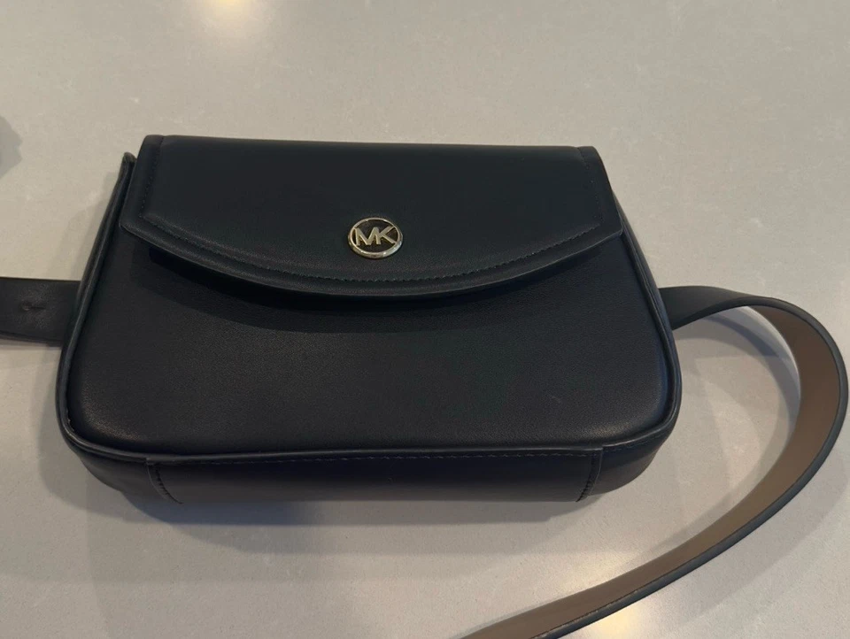 Riñonera Michael Kors negra con cintura Foto 3 de 4