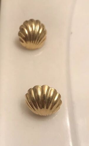 Vintage Ribbed Seashell Earrings- Clip On, Goldton