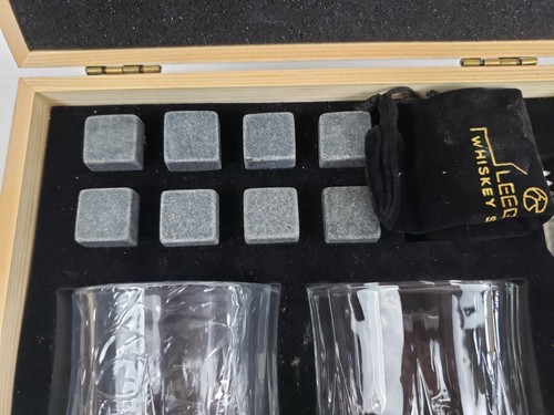 Juego de vasos de whisky Leebs con piedras de hielo de granito y pinzas - Imagen 5 de 10