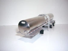 DCP FIRST GEAR 1/64 WALKER SPREAD AXLE MILK TANKER