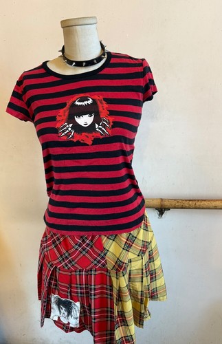 Vintage Emily The Strange Mall Goth Y2K Red And Black Striped Emo Punk T-Shirt - Picture 4 of 9