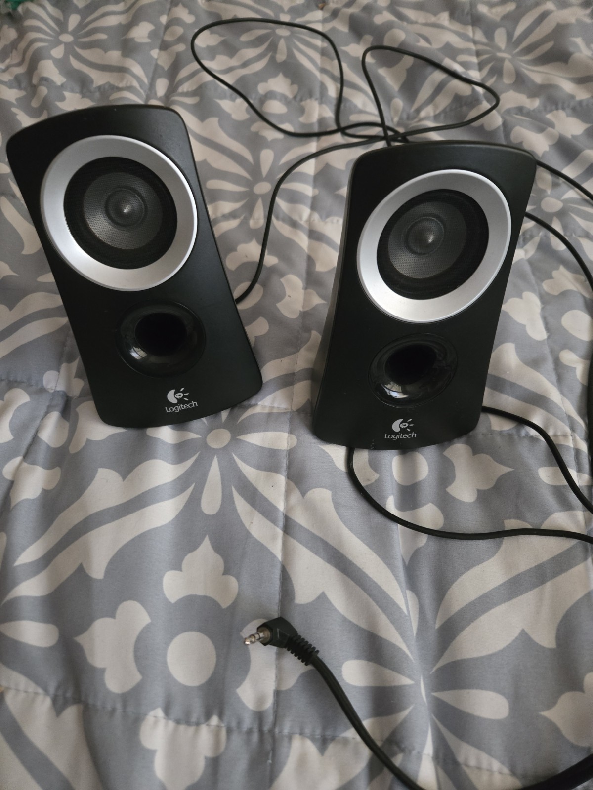 Satellite speakers and Subwoofer Logitech Z313 Speaker Syste