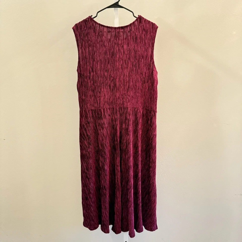 Vestido Sandra Darren XXL Borgoña Sin Mangas Plisado Midi Fiesta Plus Cóctel Foto 2 de 4