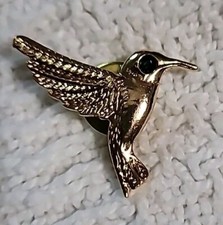 VINTAGE HARRIET CARTER TEXTURED SHINY GOLD HUMMINGBIRD WITH GREEN STONE