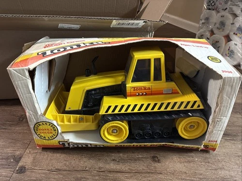 TONKA MIGHTY POWER TREADS # 3908 1990 NEW WITH BOX STEEL AND PLASTIC