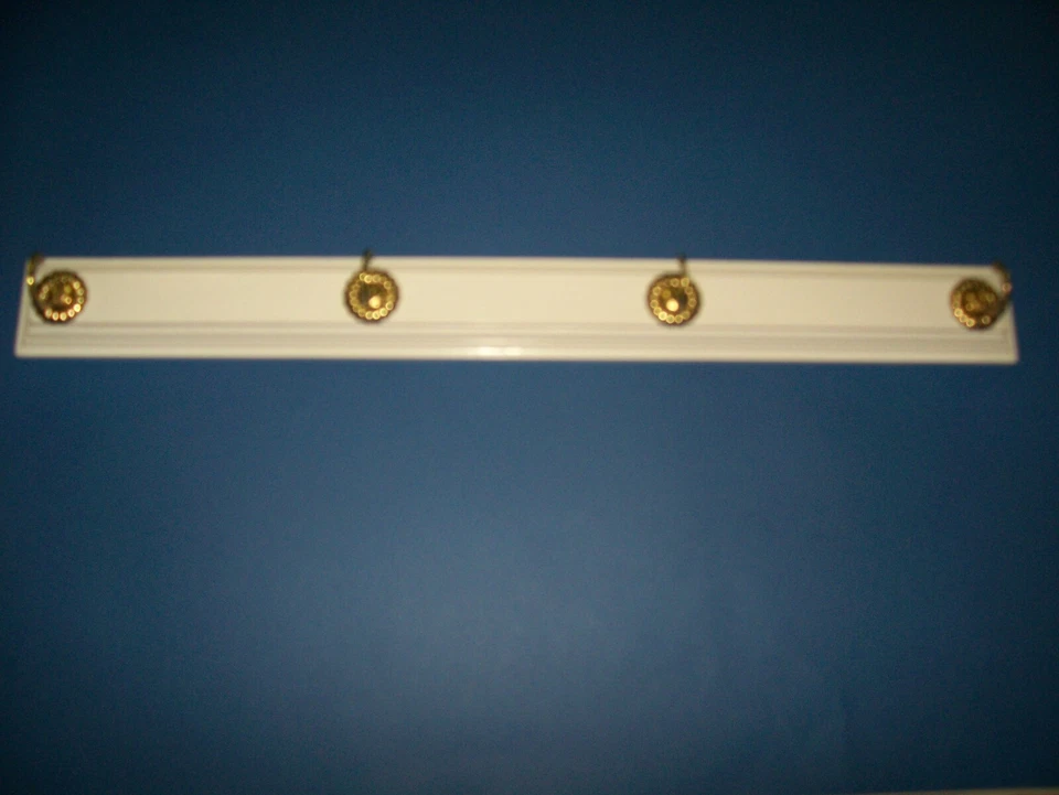 APPENDI TUTTO BIANCO N.4 GANCI OTTONE MASSELLO E LEGNO MASSELLO - Immagine 2 di 4