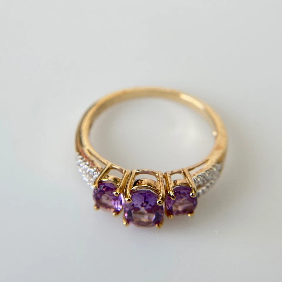 Anillo banda amatista púrpura de tres piedras de oro amarillo y blanco de 10 k talla 7 Foto 2 de 4