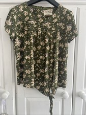 Beacan  Cove size 12 top Flowered Pattern
