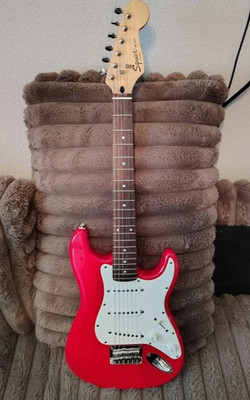 Squier MINI Strat Stratocaster Electric Guitar - Dakota Red #M205 Rock Metal