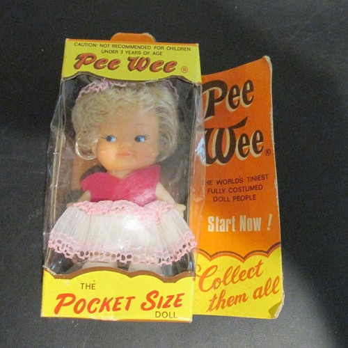 Pee Wee The POCKET SIZE PUPPE. Blondes Mädchen im Rock. Neu, nie aus dem Paket.