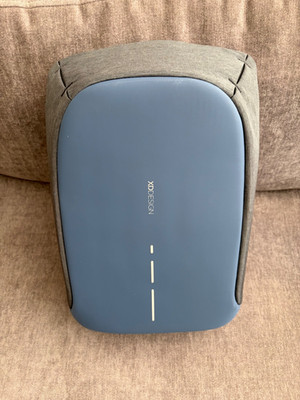 Diebstahlsicherung Rucksack mit USB Anschluss und versteckten Taschen Taucher blau XD Design Bobby