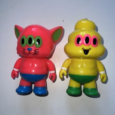 Art Junkie Soft Vinyl Figure Pair Pink Cat And Yellow Poop