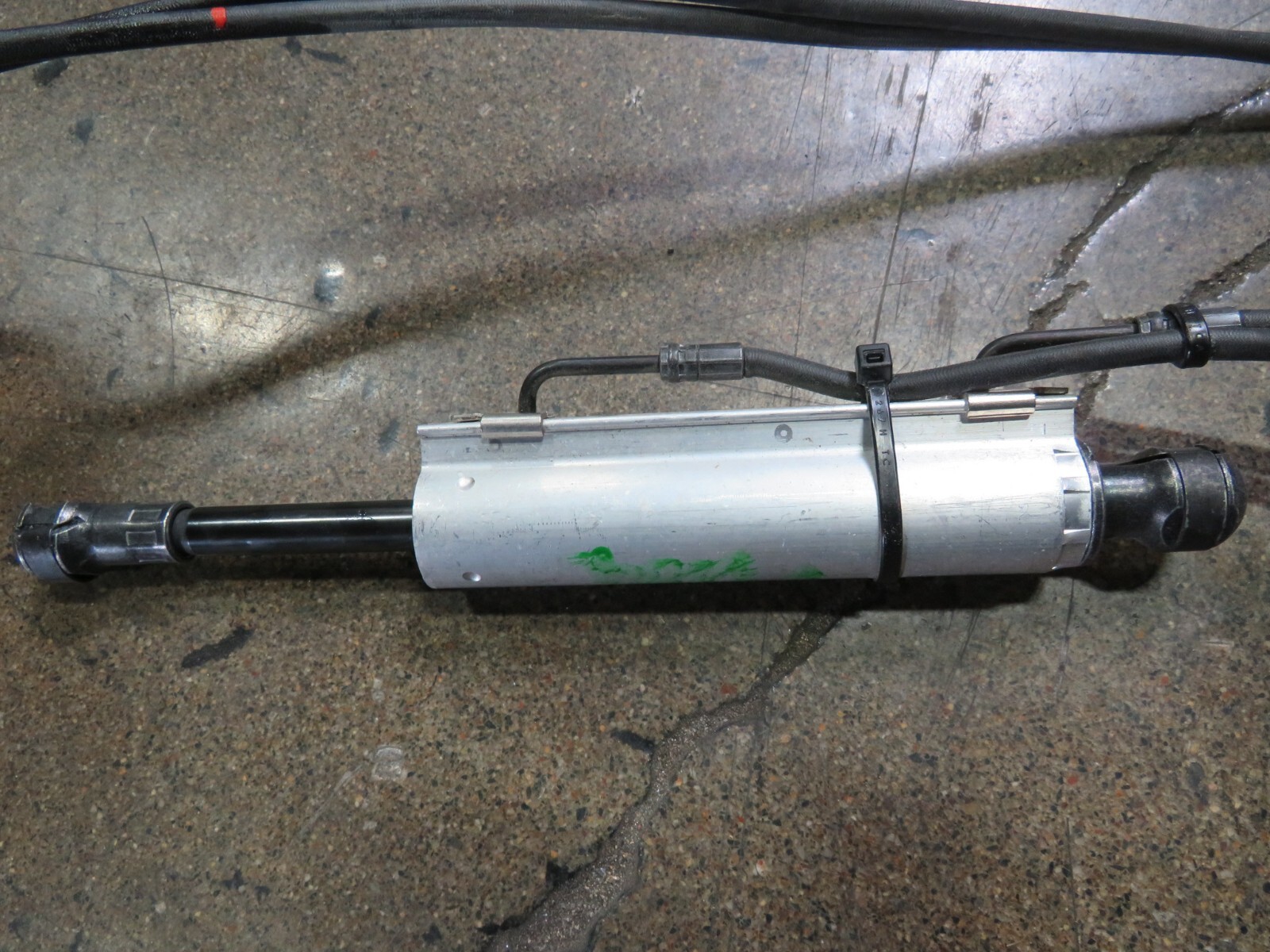 Maserati Granturismo Convertible, LH, Middle Hydraulic Cylinder, P/N 83084500