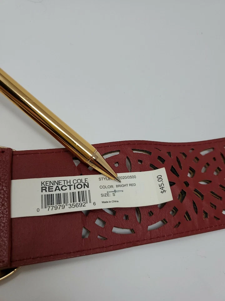 Kenneth Cole Reaction Womans Red Leather Belt Gold Buckle size small 36 in long  - Изображение 2 из 4