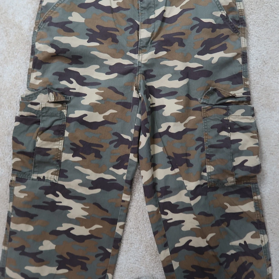 Levi's 94 Baggy Camouflage Cargo Wide Leg Pants women' 31 Pull string legs - Image 2 of 4