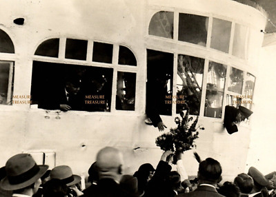 C.1930 FANTASTIC GRAF ZEPPELIN CROWD BOUQUET CREW DIRIGIBLE BLIMP REAL PHOTO F2