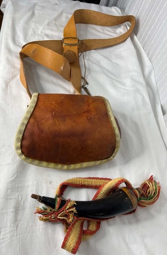 - Cartridge Box with Sling and a priming Horn. Replica Functional For Musket