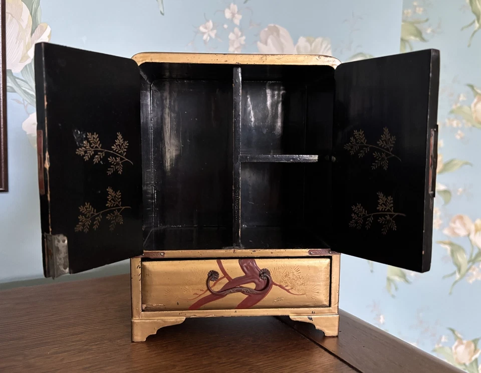 Joyero japonés Vantine's de laca dorada con grúas Foto 3 de 4