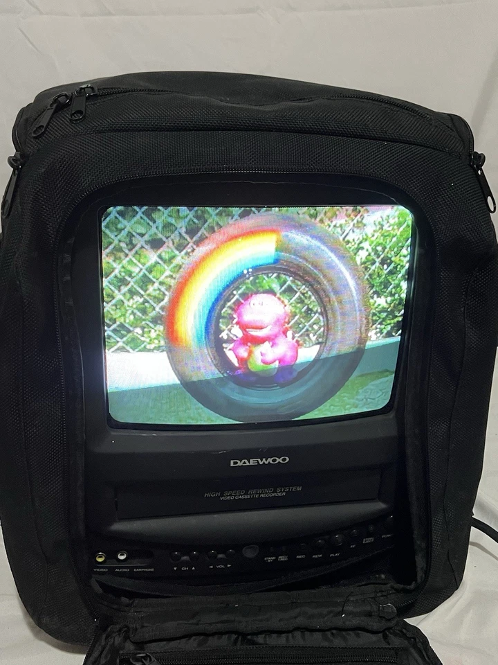 DAEWOO DVQ-9H1FC 9” Color TV/VCR Combo & Carrying Bag No Remote - Image 2 of 4