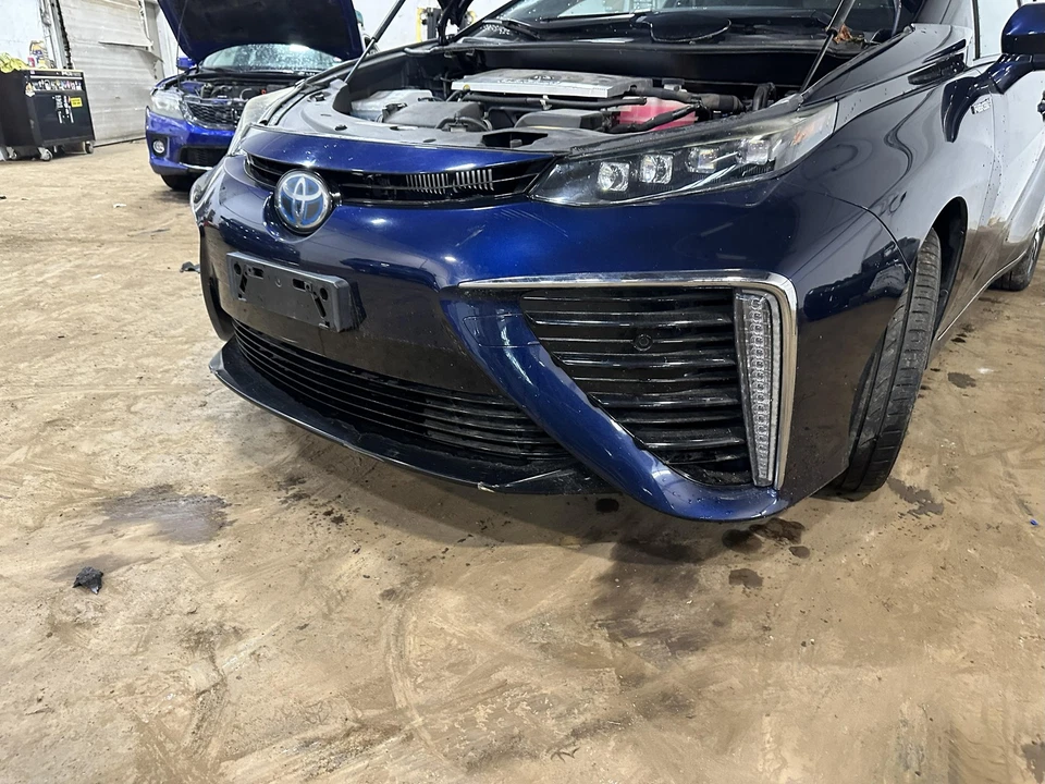 Used Front Bumper Assembly Front fits: 2017 Toyota Mirai pre-crash system Front Foto 4 de 4