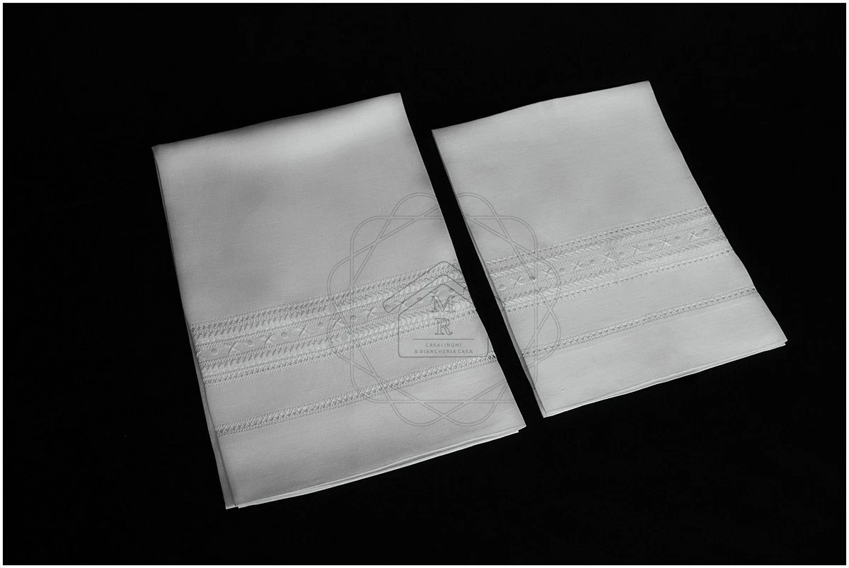 Coppia Di Asciugamani In Lino 100% Bianco Con Ricamo Coniglietti | Stile Rinascimentale | 70x105 Cm + 35x55 Cm | 1600 G/m²