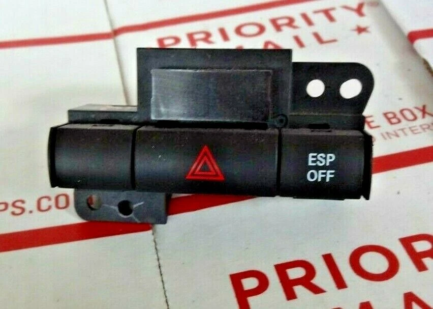 09 10 2009  Chrysler Dodge Town & Country Caravan  Hazard /ESP Switch 68025899AA Foto 2 de 4