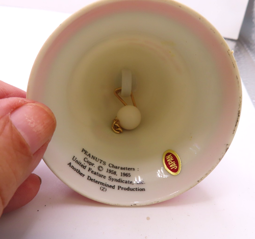 Ornement cloche de Noël SNOOPY porcelaine cacahuètes DOGHOUSE 1965 PAIX SUR TERRE - Photo 2/3