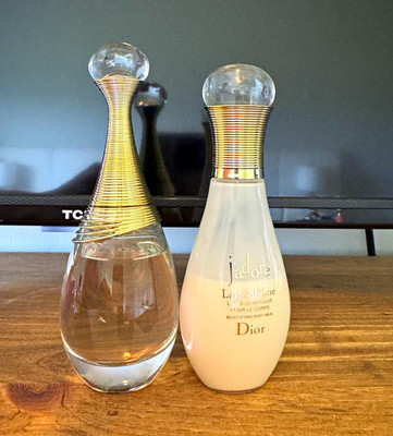 Dior J'adore Eau de Parfum Spray, Regular Size 50 mL / 1.7 fl oz MPN 2B02