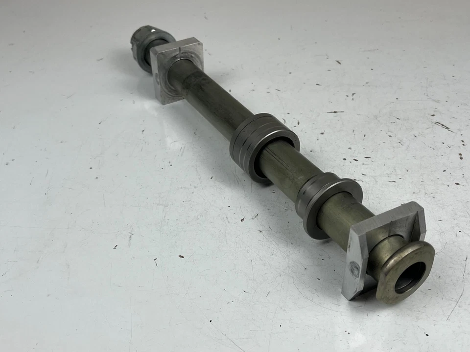 Eje de rueda trasera Kawasaki Ninja ZX6R 2007-2012 con espaciador y herrajes *limpio* Foto 2 de 4