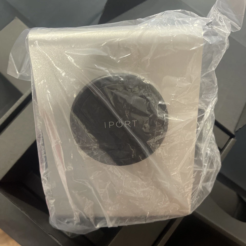 iPort - LaunchPort iPad Wireless Charging System Base Station+AC Adapter Silver - Image 3 of 4