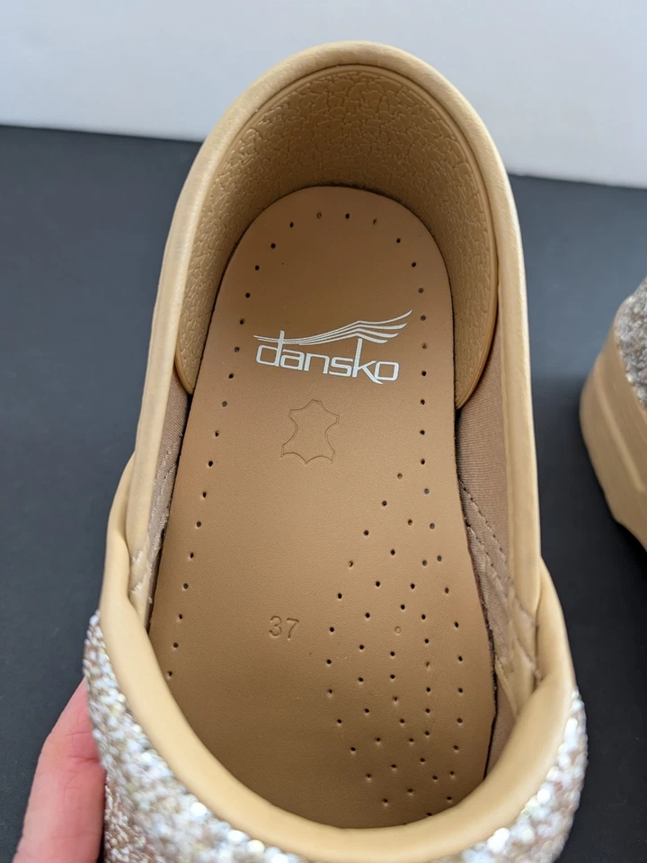 Zueco sin cordones profesional con brillo DANSKO en champán talla 37 Foto 4 de 4